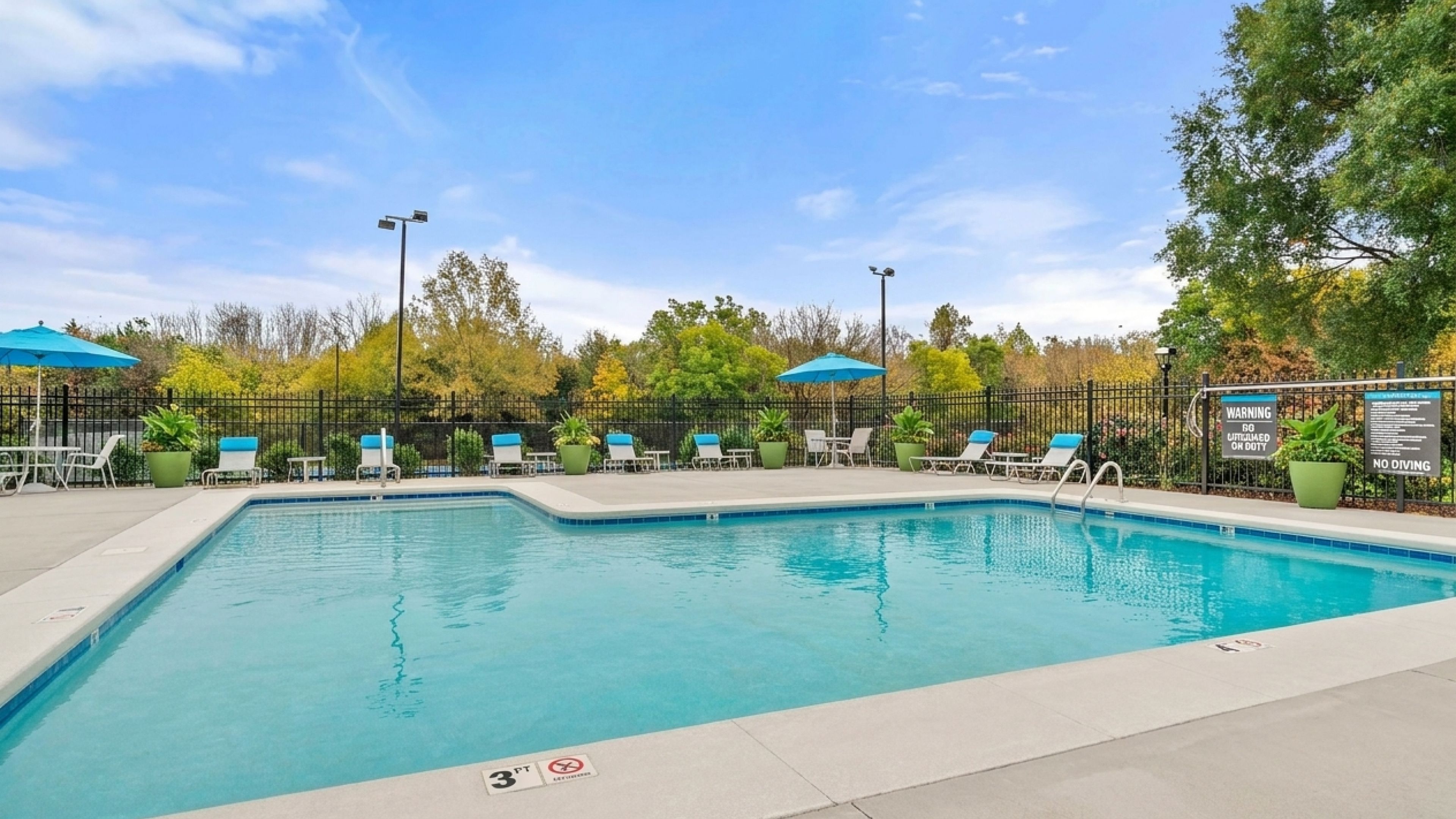 Hawthorne at Oak Ridgeresident clubhouse amenity with seating area and computer access