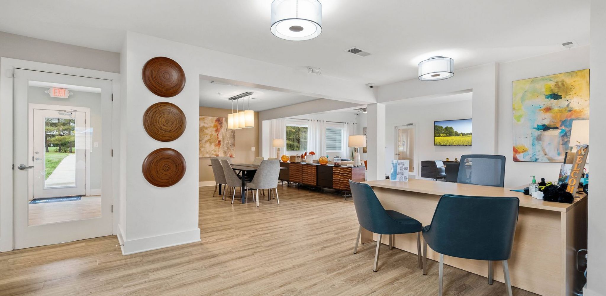 Hawthorne at Oak Ridge clubhouse lobby with welcome desk and seating.